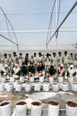 Kolaborasi dengan Petrokimia Gresik, SMK Muhammadiyah 5 Resmikan Greenhouse Lewat Penanaman Perdana