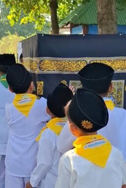 Hadirkan Miniatur Ka’bah, SD Muhammadiyah 1 Driyorejo Gresik Gelar Simulasi Manasik Haji 2026