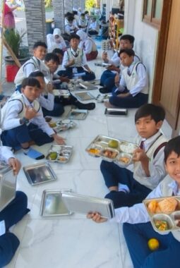 Kali Pertama Hadir di SD Almadany, MBG Bikin Para Siswa Gembira