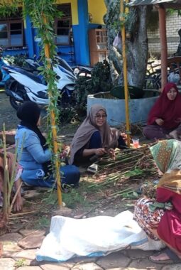 Kolaborasi Madrasah – IWAMA, IWAMISMO Panen Laos dan Sereh di Taman Literasi MI Islamiyah
