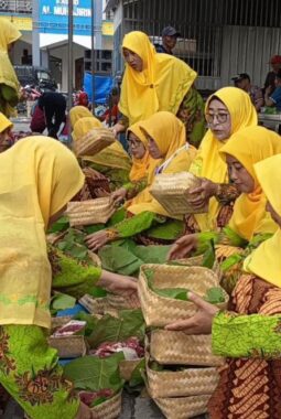 Daun Jati Pengganti Plastik: Idul Adha ‘Hijau’ Muhammadiyah Dan Aisyiyah Mojopetung Memikat Warga