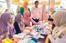 Desa Pranti, Gresik, merayakan Hari Posyandu Nasional dengan layanan kesehatan bertransformasi 6 SPM. Ratusan warga menikmati pemeriksaan lengkap, dari balita hingga lansia.