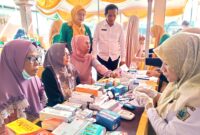 Desa Pranti, Gresik, merayakan Hari Posyandu Nasional dengan layanan kesehatan bertransformasi 6 SPM. Ratusan warga menikmati pemeriksaan lengkap, dari balita hingga lansia.