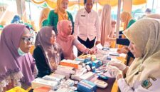 Desa Pranti, Gresik, merayakan Hari Posyandu Nasional dengan layanan kesehatan bertransformasi 6 SPM. Ratusan warga menikmati pemeriksaan lengkap, dari balita hingga lansia.