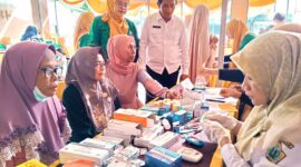 Desa Pranti, Gresik, merayakan Hari Posyandu Nasional dengan layanan kesehatan bertransformasi 6 SPM. Ratusan warga menikmati pemeriksaan lengkap, dari balita hingga lansia.