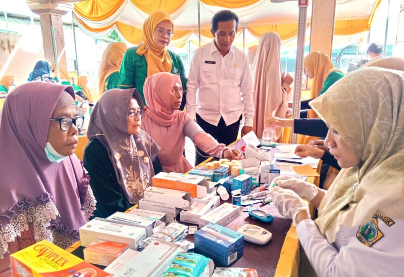 Desa Pranti, Gresik, merayakan Hari Posyandu Nasional dengan layanan kesehatan bertransformasi 6 SPM. Ratusan warga menikmati pemeriksaan lengkap, dari balita hingga lansia.