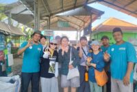 Enam aktivis Korea Selatan kunjungi Desa Randuboto, Gresik, pelajari sistem pengelolaan sampah terintegrasi. Terkesan dengan partisipasi warga, mereka siap adopsi model toko isi ulang.