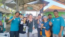Enam aktivis Korea Selatan kunjungi Desa Randuboto, Gresik, pelajari sistem pengelolaan sampah terintegrasi. Terkesan dengan partisipasi warga, mereka siap adopsi model toko isi ulang.
