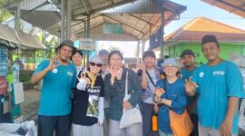Enam aktivis Korea Selatan kunjungi Desa Randuboto, Gresik, pelajari sistem pengelolaan sampah terintegrasi. Terkesan dengan partisipasi warga, mereka siap adopsi model toko isi ulang.