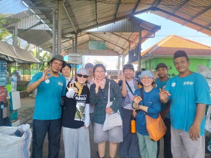 Enam aktivis Korea Selatan kunjungi Desa Randuboto, Gresik, pelajari sistem pengelolaan sampah terintegrasi. Terkesan dengan partisipasi warga, mereka siap adopsi model toko isi ulang.