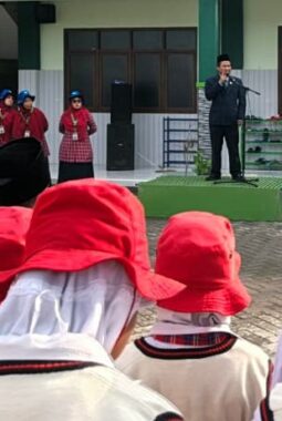 Dipimpin Ketua Majelis Dikdasmen dan PNF PDM Gresik, SD Almadany Gelar Upacara Hardiknas