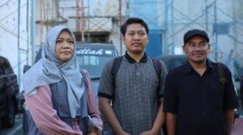 Jurnalis Beritajatim.com, Rama Indra Surya Permana (tengah), didampingi tim pendamping hukum dari Komite Advokasi Jurnalis (KAJ) Jatim saat mendatangi Polrestabes Surabaya, Senin, 8 Juni 2026.
