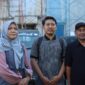 Jurnalis Beritajatim.com, Rama Indra Surya Permana (tengah), didampingi tim pendamping hukum dari Komite Advokasi Jurnalis (KAJ) Jatim saat mendatangi Polrestabes Surabaya, Senin, 8 Juni 2026.