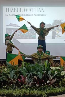Pengisi Acara Tampil Memukai dalam Pelepasan Siswa SD Almadany