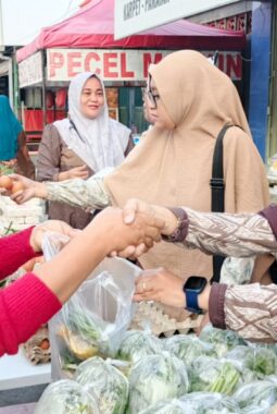 PR Muhammadiyah dan Aisyiyah Srembi Bagikan 100 Paket Sayur Gratis