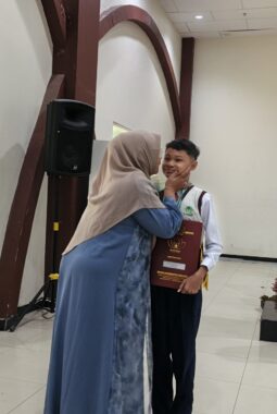 Pelepasan Siswa SD Almadany Gresik Berlangsung Haru