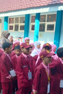 Penuh Keceriaan, Siswa Baru SD Al Islam Cerme Jelajahi Lingkungan Sekolah di Hari Kedua Fortasi