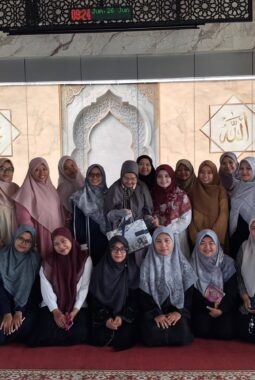 Purna Tugas Ustadzah Luluk Dyah Hermiati, SMAMIO Kenang Dedikasi Guru Al Islam