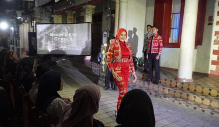 Festival Menjadi Gresik digelar pada 15-30 Agustus 2026 di Kampung Kemasan. Jelajahi kebudayaan, kuliner, dan sejarah kota dari ingatan warga.